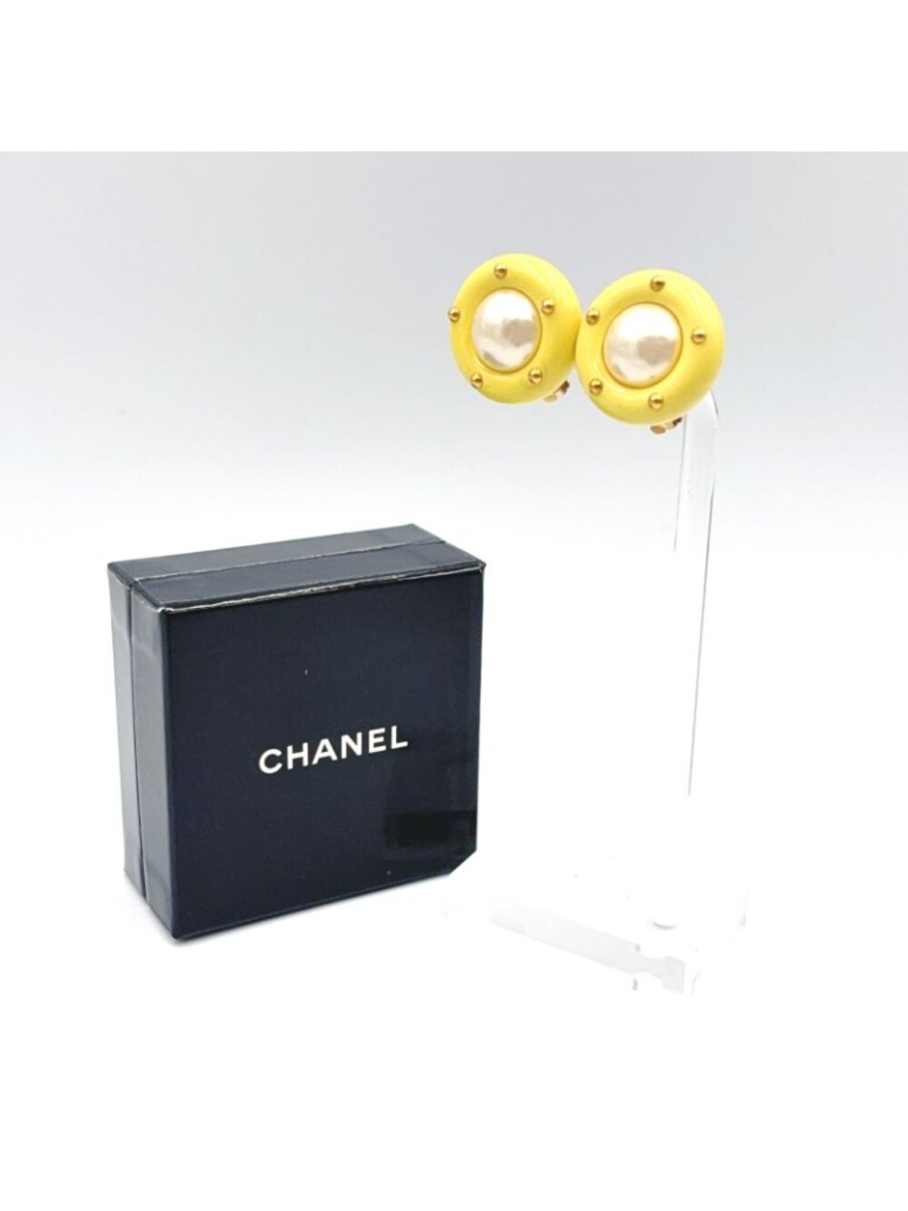 Chanel Color Plastic Studs Circle Faux Pearl Yellow Gold White Earrings - Picture 11 of 11